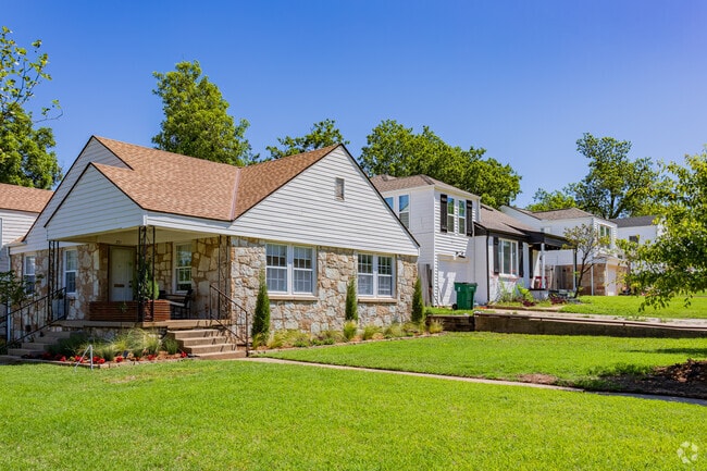 Homes in Douglas Edgemere sit on cozy, well-maintained lots.