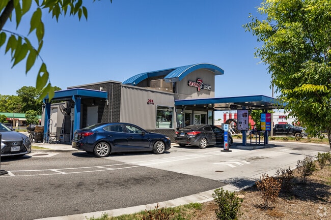 A quick stop at 7 Brew Coffee near Parkview—part of a growing mix of local eats on Mercury Boulevard.