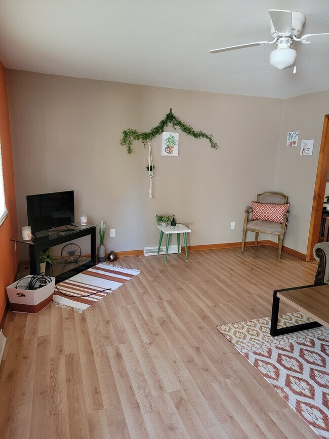 1026 N Jefferson St unit 1026 unit B, Lincoln, IL 62656 - photo 4