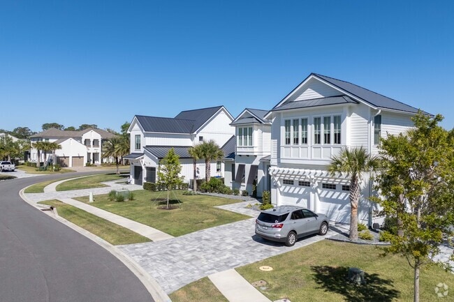 A row of recently built homes in Ponte Vedra Beach.