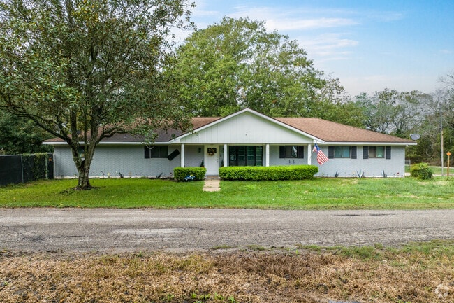 Ranch-style homes dominate Damon’s residential landscape.
