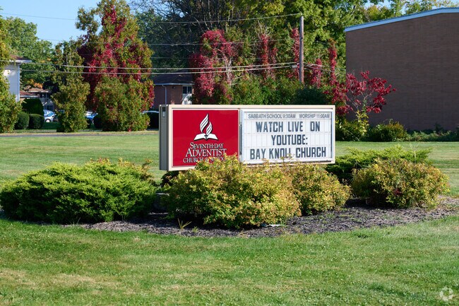 Bay Knoll School sign.
