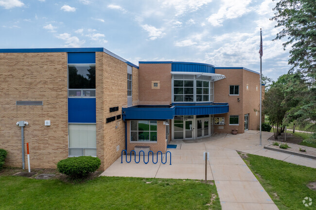 Students can enjoy the lovely campus at Washington Elementary School.