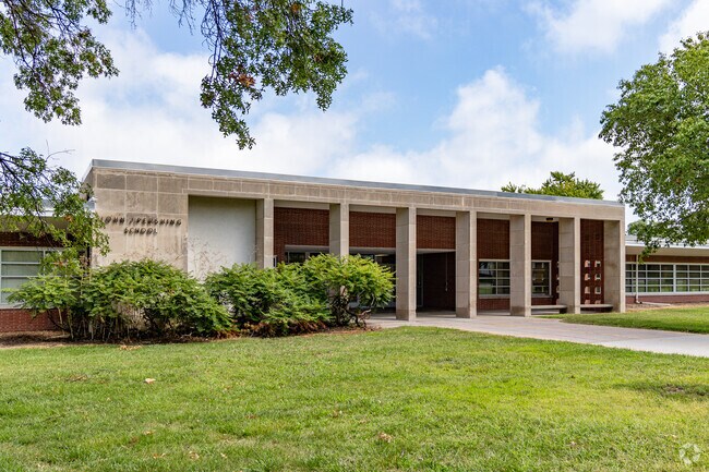 Pershing Elementary School serves 
grades PK, K-5.