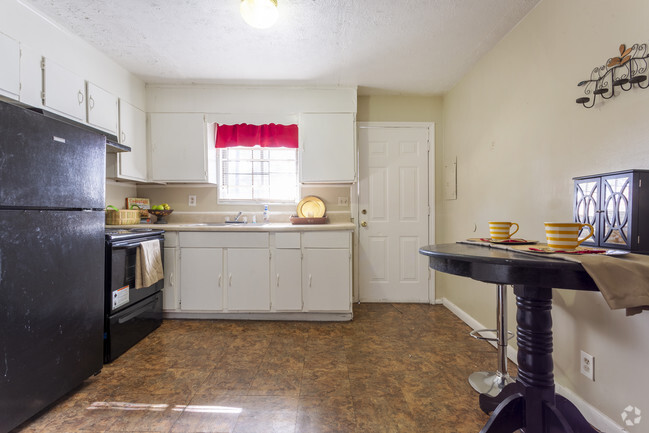 2BR, 1BA - 950 SF