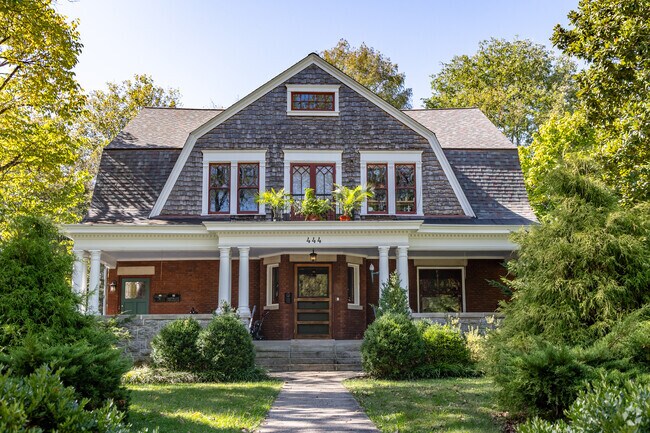 Many homes in Northside have refined facades with old character and charm.