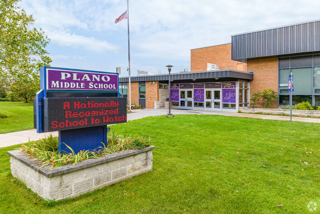Plano Middle School is an above average public school with a student-teacher ratio of 12 to 1.