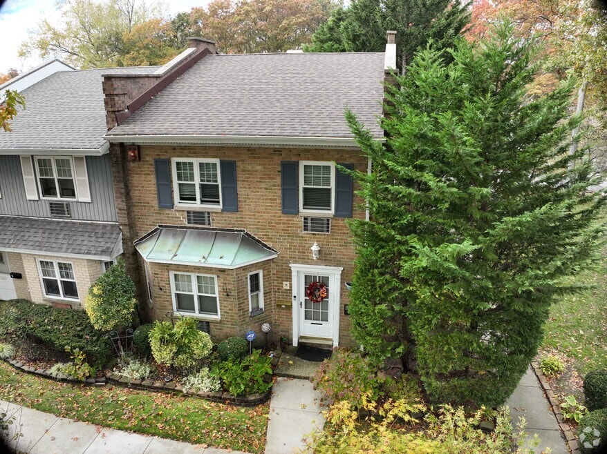 10 Glen Hollow Dr unit C1, Holtsville, NY 11742 - photo 2