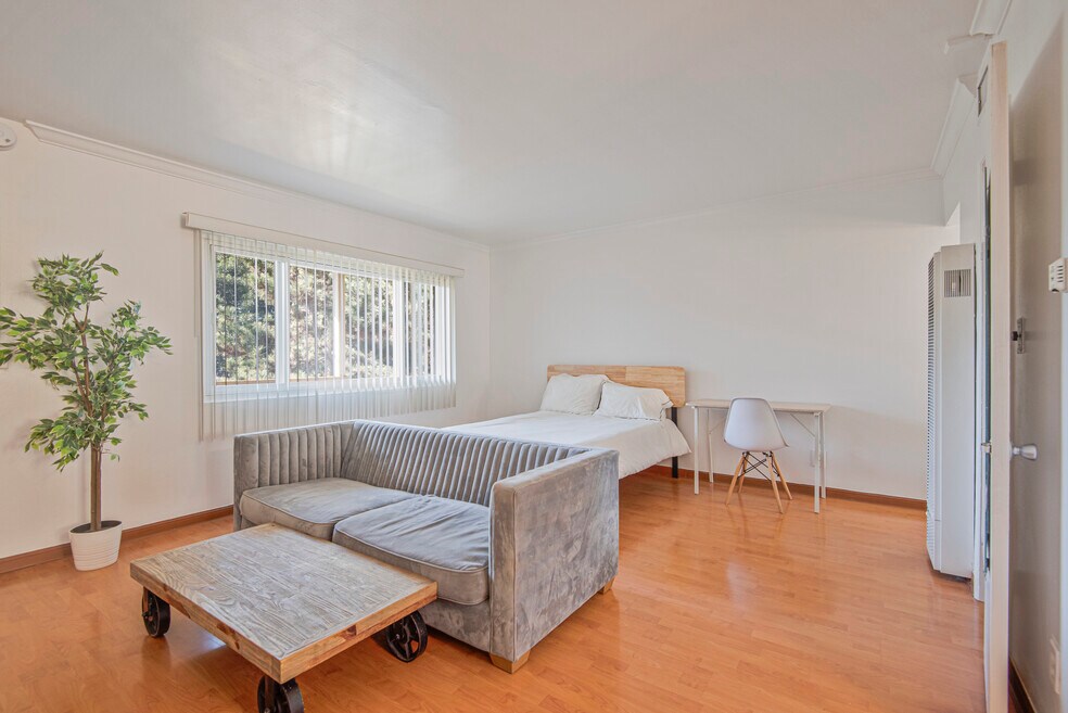 5845 Interceptor St unit M, Los Angeles, CA 90045 - photo 1