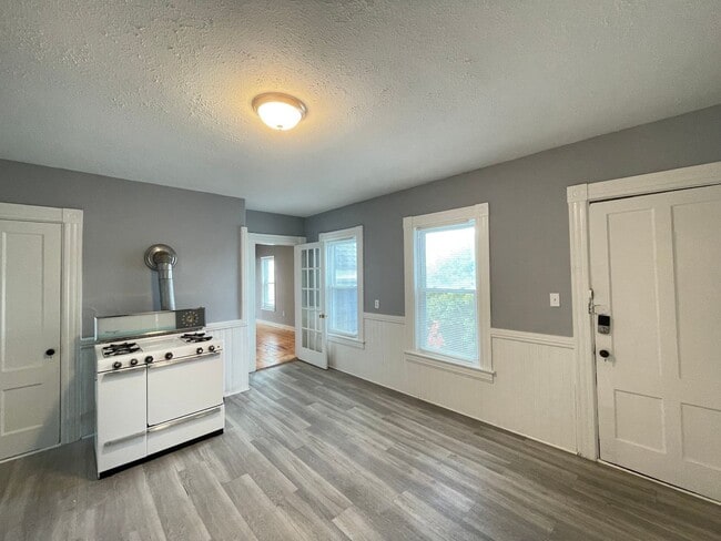 357 Wilson St unit 3, Manchester, NH 03103 - photo 4