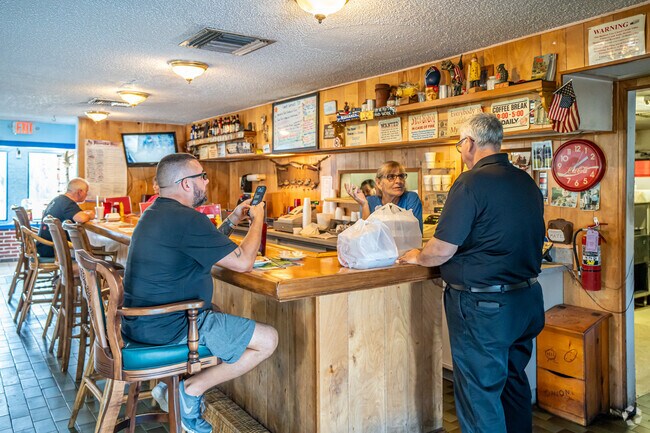 Pinecrest West Park is home to Anderson Road Cafe, a local breakfast spot.