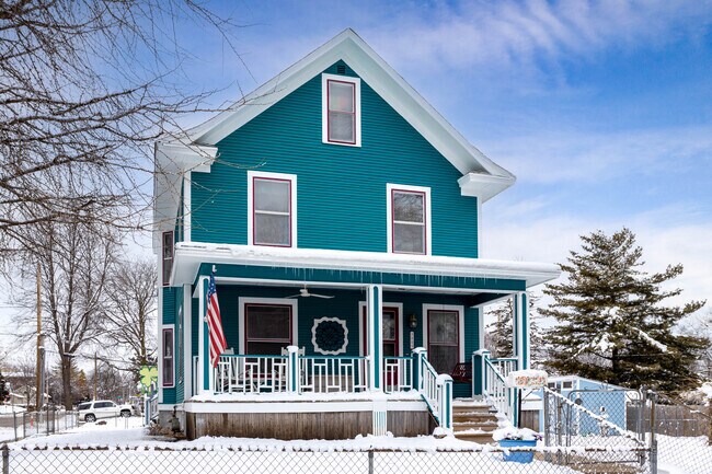 Many of the larger homes in central Highland Park tend toward older classic Prairie designs.