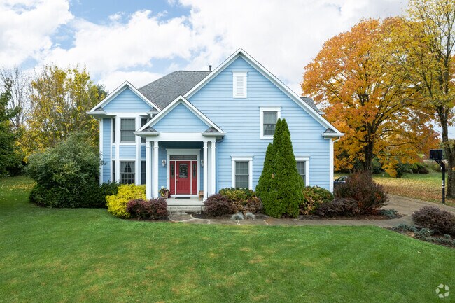A blue craftsman style bungalow home in Stonebridge Farms, OH.
