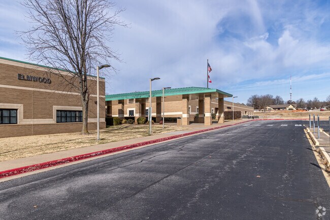 Elmwood Middle School has a student-teacher ratio of 15 to 1.