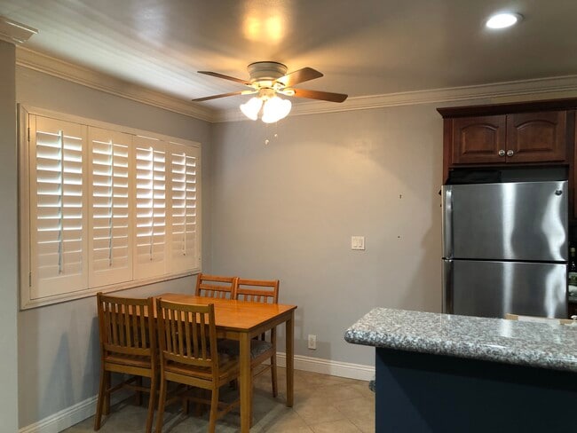 Piccadilly Manor unit 258, Lawndale, CA 90260 - photo 2