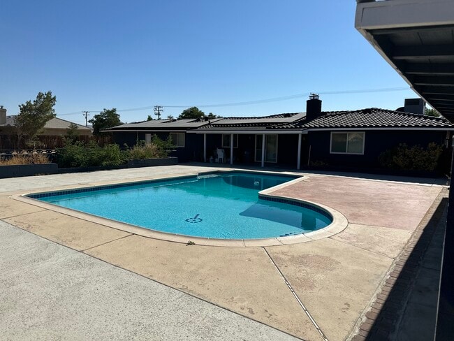 15218 Navajo Rd, Apple Valley, CA 92307 - photo 2