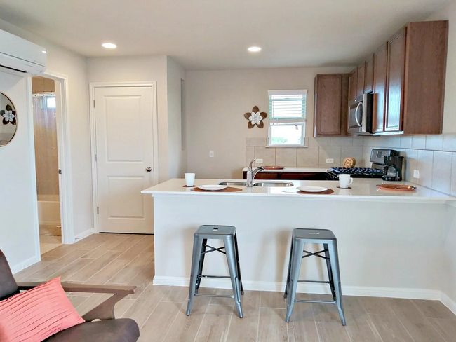 Large quartz counter, fridge, washer & dryer included