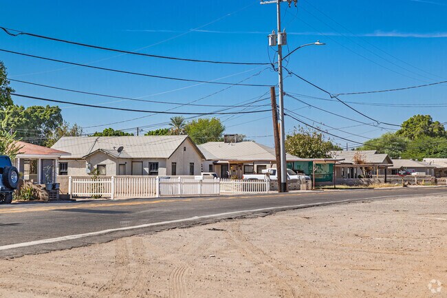Most houses in Avenue B and C were built in the mid to late 20th century.