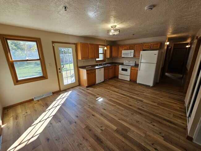 533 Lakeshore Ct, Weyauwega, WI 54983 - photo 2