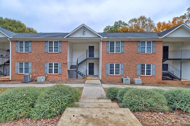 4 bed/4 bath Off-Campus Apartments, Clemson, SC 29631 - photo 2