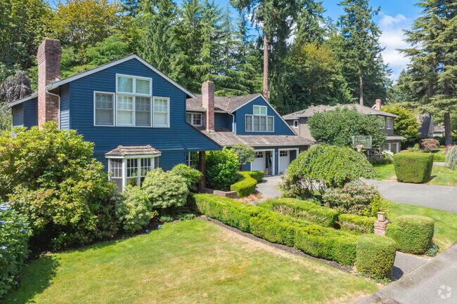 Most Tarywood locals live in older custom built homes on nice sized lots.