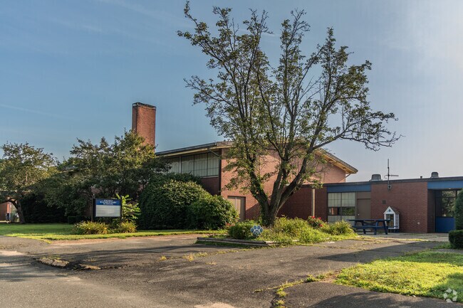 Fausey Elementary School is a public elementary school located in West Springfield, MA.