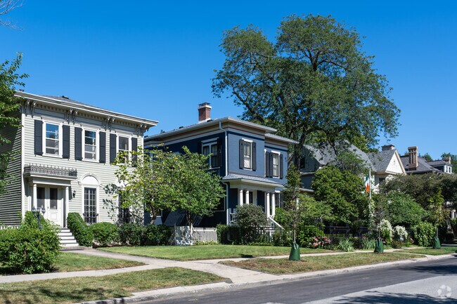 Downtown Evanston’s streets are lined with beautifully preserved historic homes that reflect the neighborhood’s timeless charm.