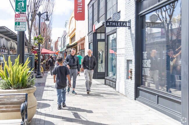 The commercial area in Downtown Burlingame is a great amenity for Skyfarm residents.