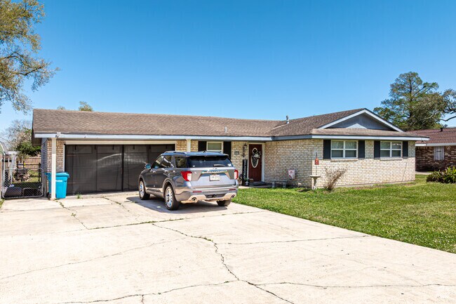 Ranch style homes are very common throughout Luling.
