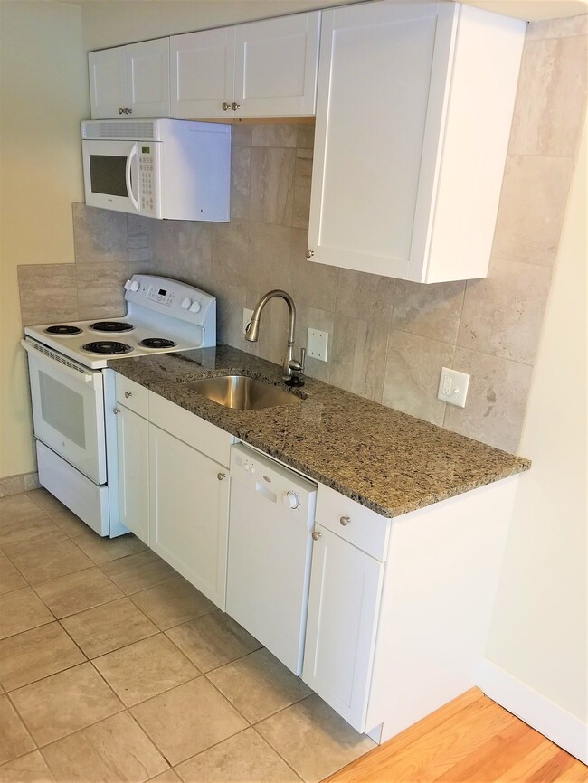 La Plaza - Modern Kitchen