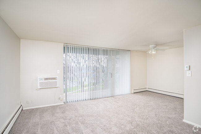 1BR, 1BA - 947SF - Living Room