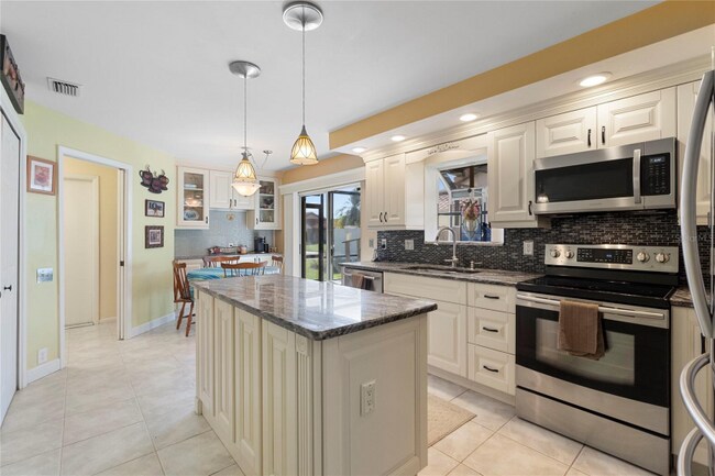 4966 Clubview Ct E, Bradenton, FL 34203 - photo 6