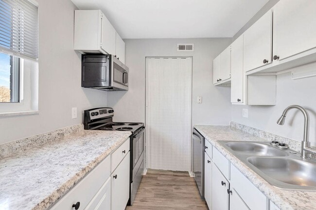 The Flats at Sycamore Creek at Miamisburg, OH - Newly Renovated 2 Bedroom Apartments!, Miamisburg, OH 45342 - photo 2