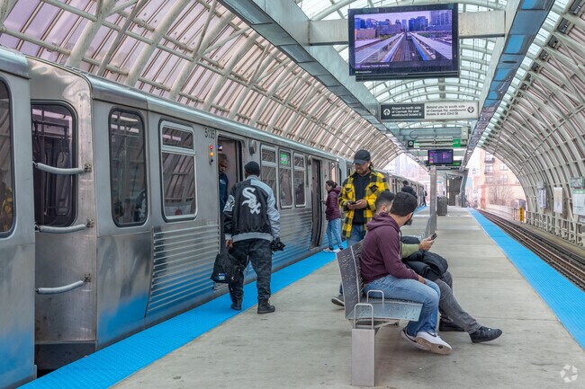 Residents of Prairie District are less than a mile from the Cermak-McCormick Place Green Line.