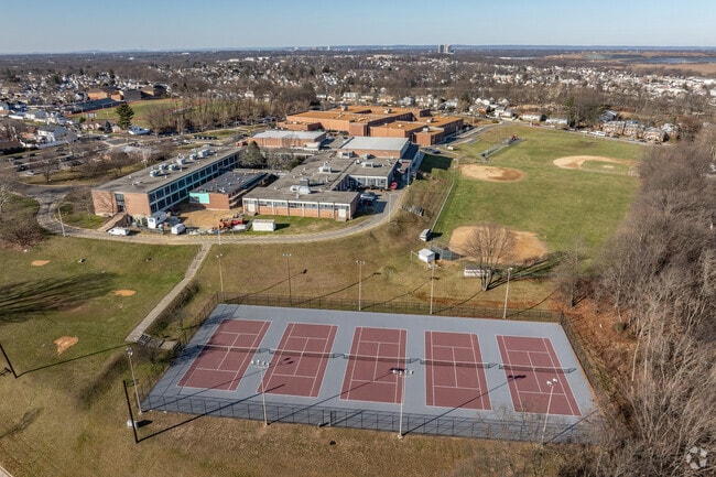 South River High School features 5 tennis courts and 2 baseball fields.