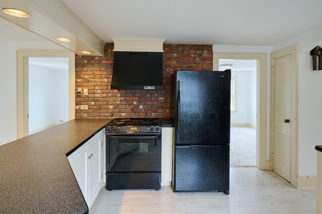 710 Coolidge Ave unit 2, Manchester, NH 03102 - photo 3