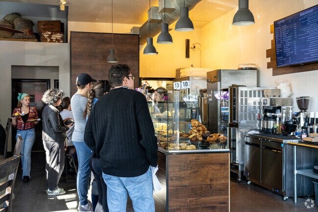 Amidst the charm, Lake Mary buzzes with lively cafes, a haven for coffee enthusiasts.