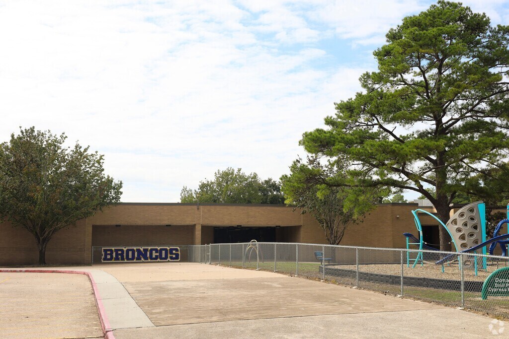Brill Elementary School serves Outlying Harris County students from Pre-K through the 5th grade.