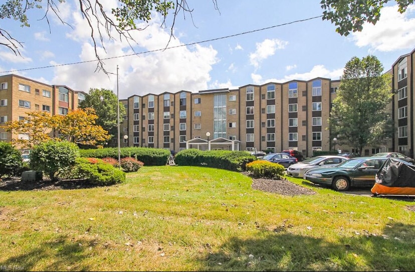 Kings Path Condominiums unit 18, North Olmsted, OH 44070 - photo 1