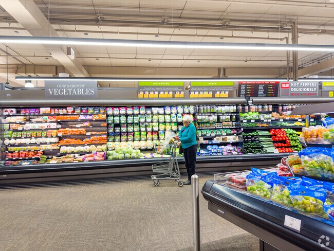 Keewaydin residents can shop at Lunds and Byerlys.
