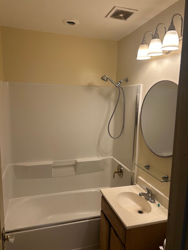 3041 S Hanson Ave unit Lower unit, Milwaukee, WI 53207 - photo 5