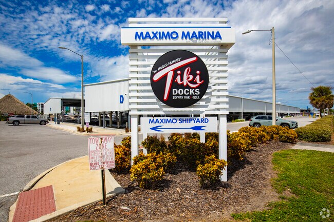 The Maximo Marina entrance can be seen as soon as you enter the Maximo Moorings neighborhood.