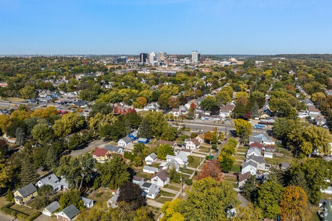 Meadow Park offers easy access to Rochester's city center, surrounded by lush green spaces.