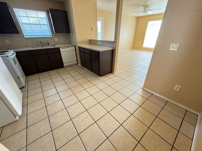 4001 Doraine Ct unit D, Killeen, TX 76549 - photo 5