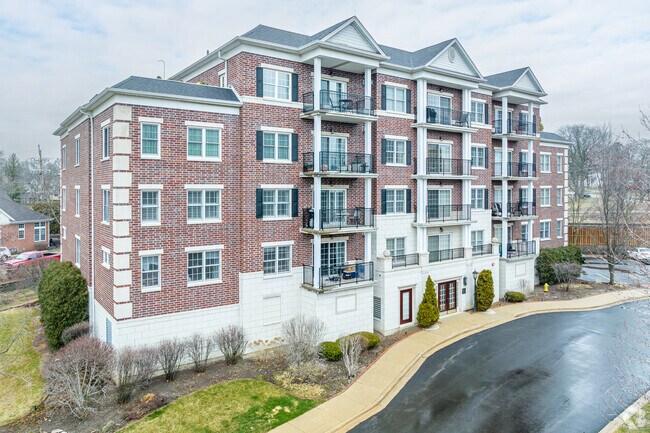 Clarendon Hills residents who don't want yard work can choose condominiums.