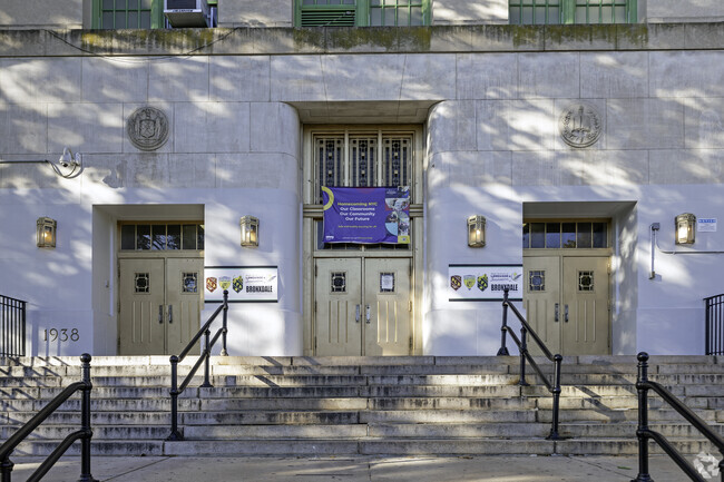 Collegiate Institute for Math & Science has 571 students in grades 9-12