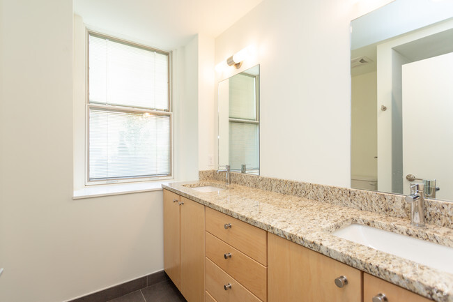 2 BR, 1.5 BA - 920 SF