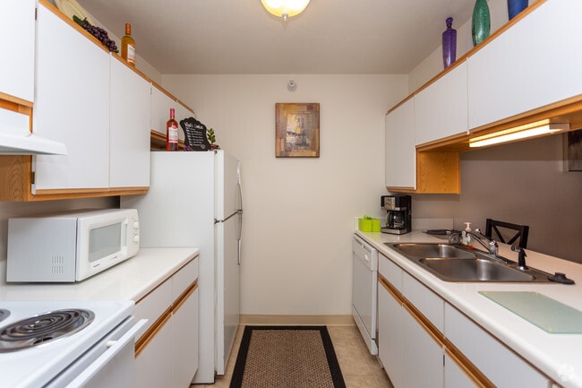 2BR, 1BA - 960 SF