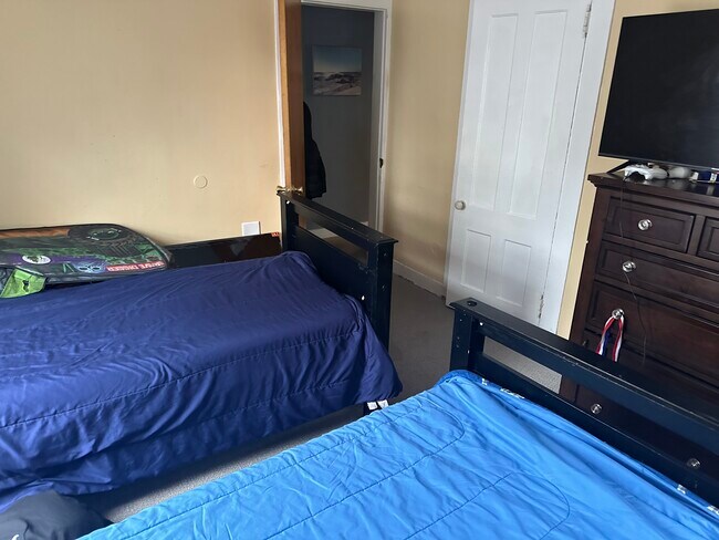 58 Tolland St unit B, East Hartford, CT 06108 - photo 4