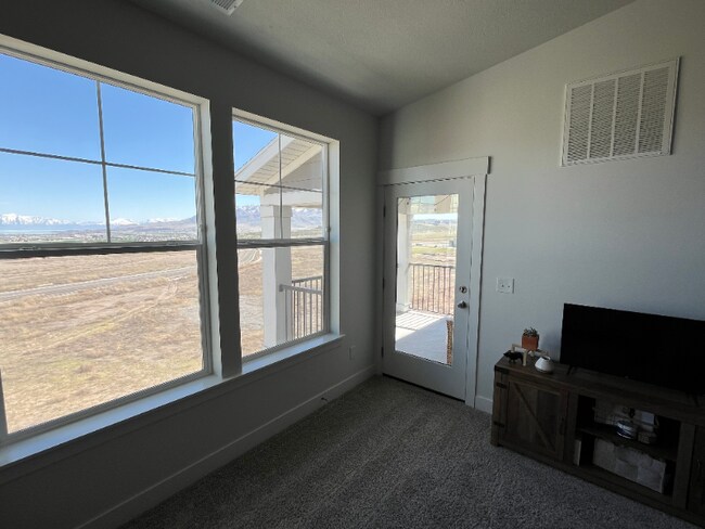 927 W Coral Charm Way unit M301, Saratoga Springs, UT 84043 - photo 4